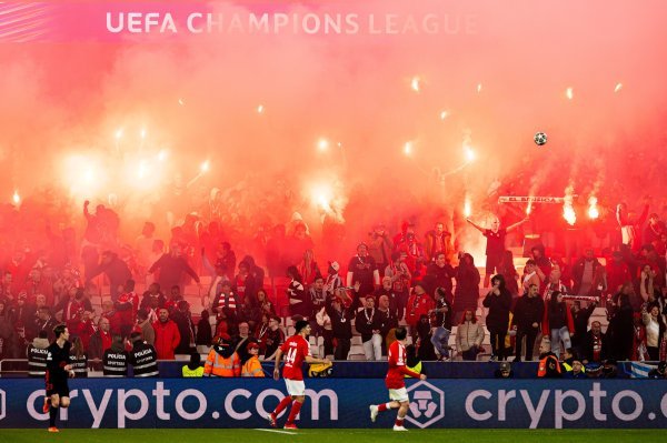 'Braćo mesari, izdržite': Uhićenim navijačima Hajduka transparentom podršku dali navijači Benfice