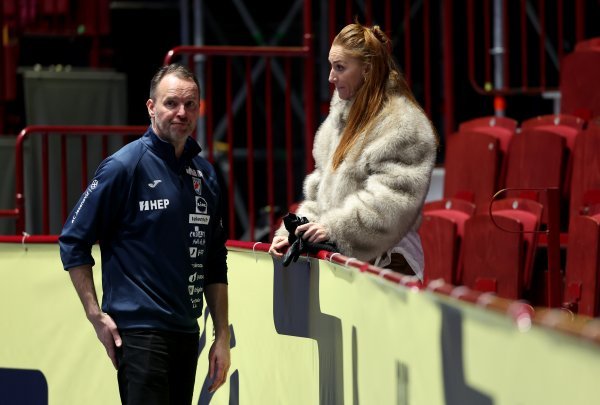 Dagur Sigurdsson s novom djevojkom