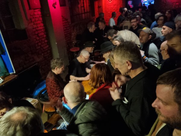 Gužva na štandu s merchom