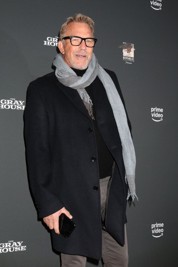 Kevin Costner još jednom pokazao zašto je i u 72. godini života i dalje miljenik žena