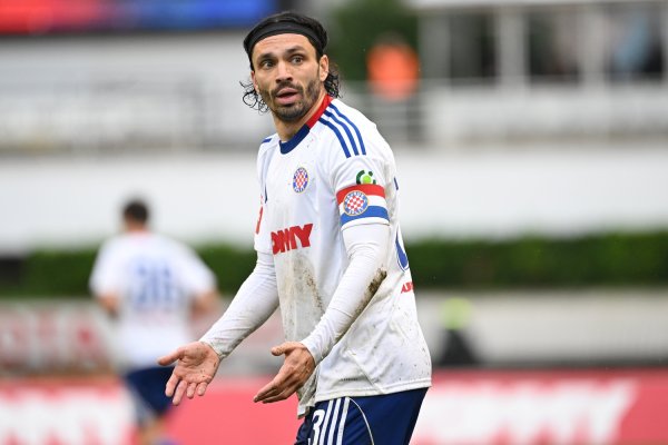 Pogledajte kako je Krovinović pao na pločicama pod poluvremenom utakmice s Istrom