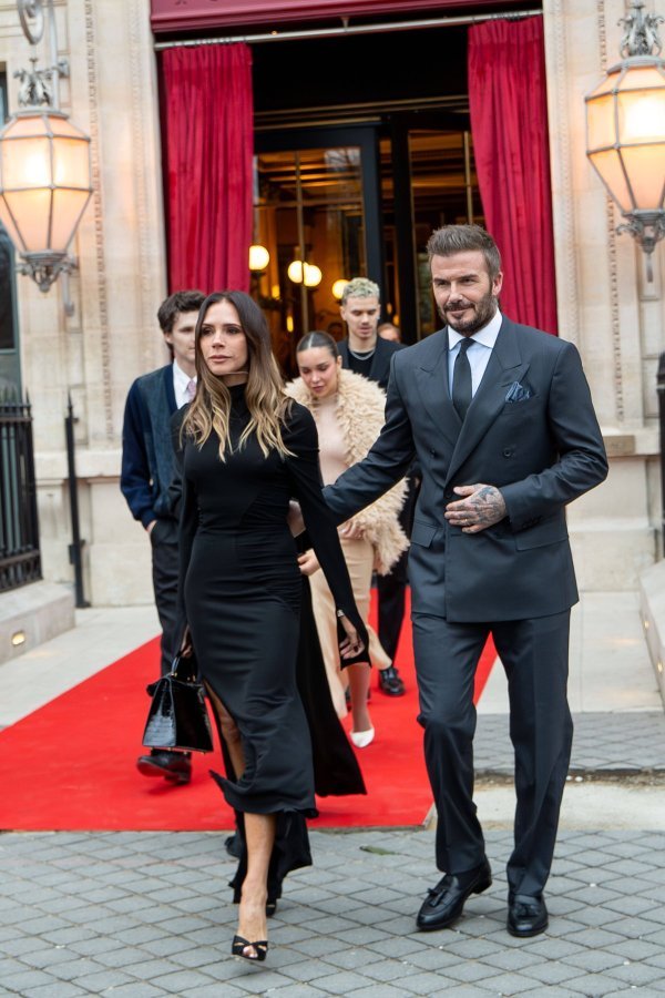 Modni trijumf u sjeni optužbi: Victoria Beckham primila odlikovanje u besprijekornom izdanju