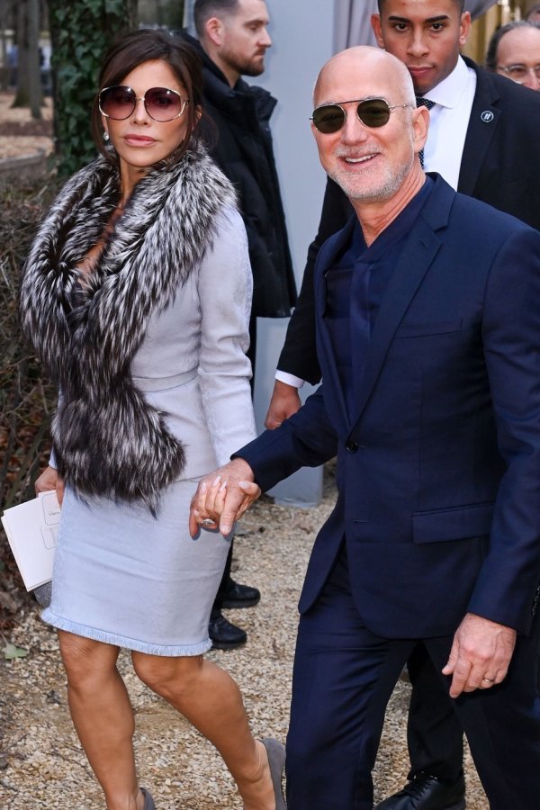 Lauren Sánchez i Jeff Bezos na Dior reviji na Paris Fashion Weeku