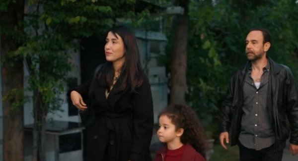 U seriji 'Tajne prošlosti' glumi negativku dok je u seriji 'Istanbulska nevjesta' njezin lik Dilara trpio obiteljsko zlostavljanje