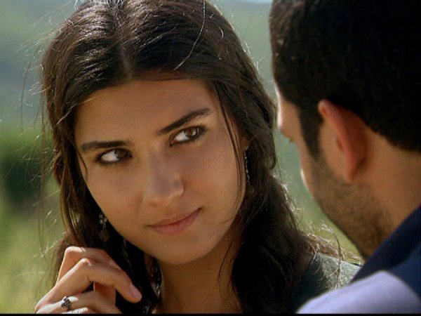 Od serije 'Asi' do danas: Ovako izgleda omiljena turska glumica čiji su život obilježili skandali