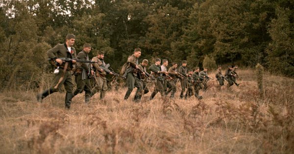 Glavni partizanski lik zove se Čort, što u slavenskoj mitologiji znači - demon