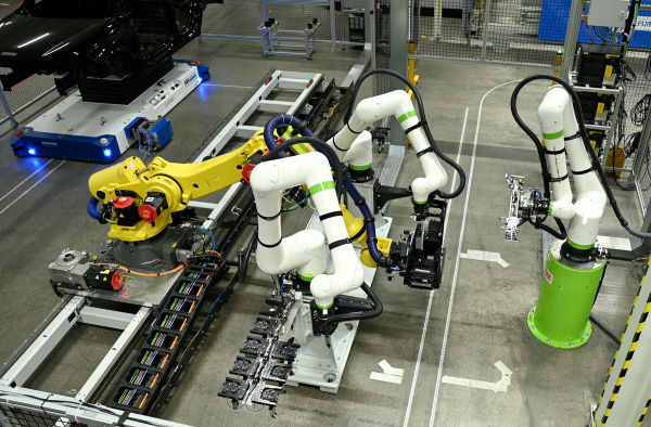 U projektu Next2OEM za budućnost, Audi i deset partnera u pogonu u Ingolstadtu pokazuju kako se proizvodnja i montaža kabelskog svežnja mogu u potpunosti digitalizirati i automatizirati – od dobavljača do ugradnje u tvornici