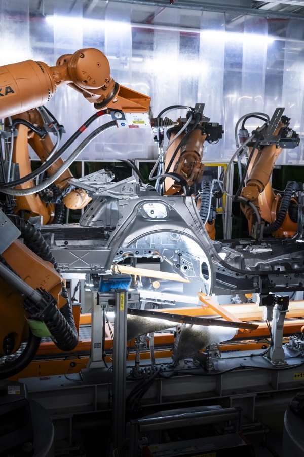 U Audijevoj tvornici u Neckarsulmu, aplikacija umjetne inteligencije detektira prskanje zavara na podvozju automobila, pod nazivom Weld Splatter Detection (WSD)