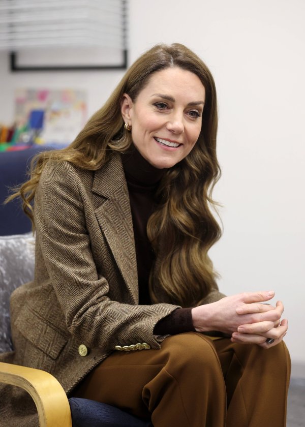 Kate Middleton izgleda kao milijun eura u 'djedovom' sakou