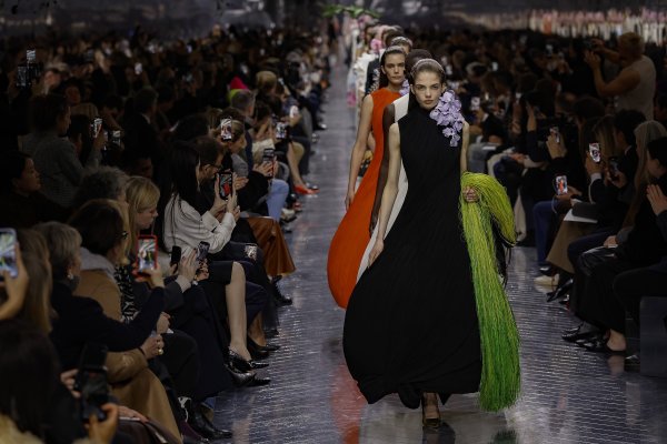 Nije glumica ni model, ali ova gospođa na Diorovoj reviji ukrala je svu pozornost