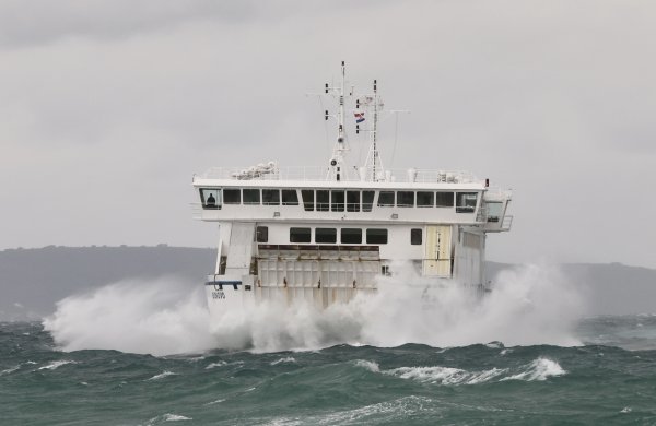 Brodovi Jadrolinije na uzburkanom moru probijaju se prema Splitu i otocima