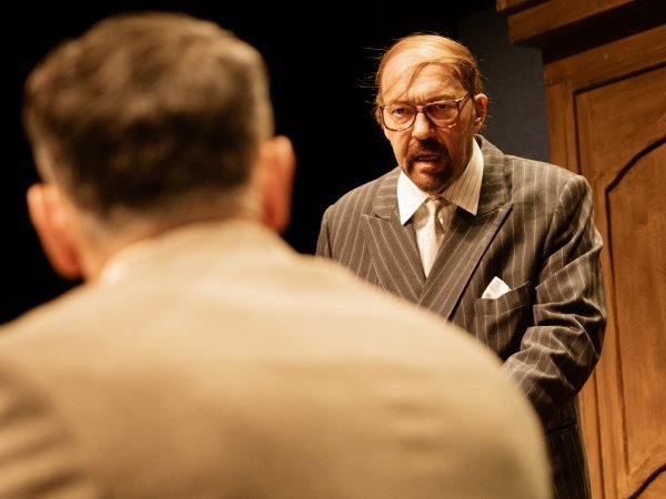 Neprepoznatljivi Ranko Zidarić s lakoćom igra karikaturu autoritarne figure