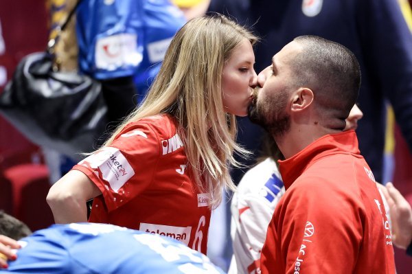 Hrvatski rukometaši proslavili ulazak u polufinale uz poljupce i zagrljaje (1)