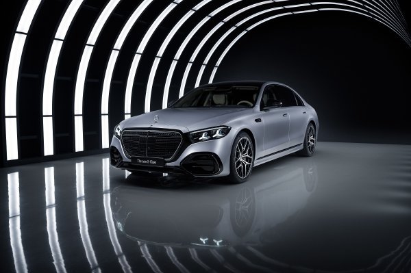 Mercedes-Benz S 580e 4MATIC (limuzina duga verzija s EQ Hybrid tehnologijom) (Vanjska boja: Hightech silver metallic - Eksterijer: AMG Line; Night Package - Interijer: Exclusive Nappa leather macchiato beige / magma grey; Exclusive Package)
