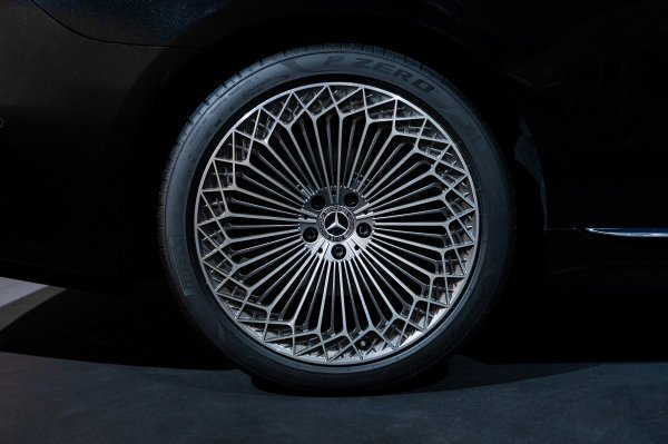 Mercedes-Benz S-klasa  (Pirelli P ZERO 255/40R20)