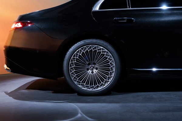 Mercedes-Benz S-klasa  (Pirelli P ZERO 255/40R20)