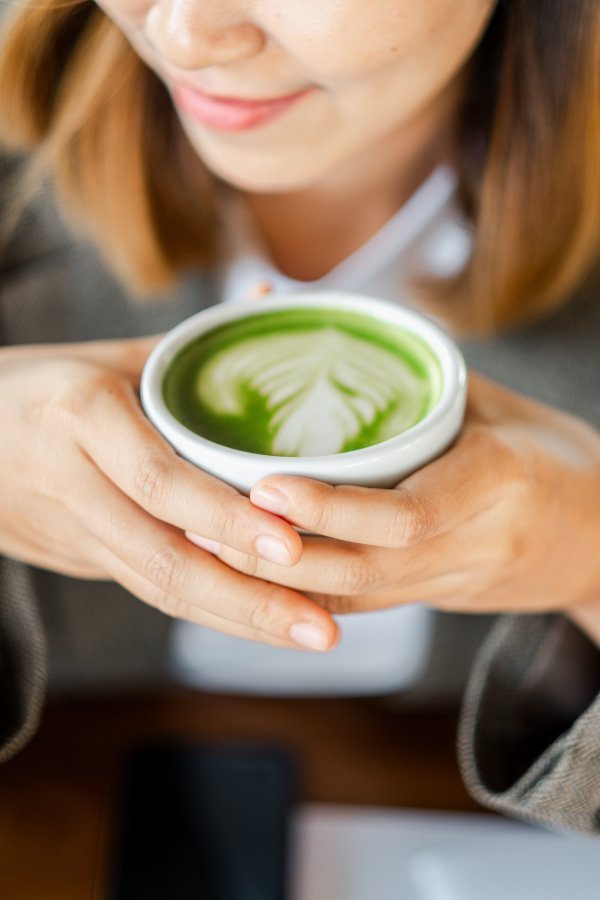 Za razliku od klasične kave, matcha pruža energiju bez nervoze jer kombinira kofein i L-teanin, aminokiselinu