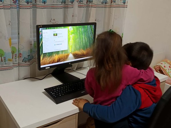 Udruga Mali zmaj nedavno je donirala računalo obitelji s dvoje školaraca kako bi im pomogli u obrazovanju u informatičkoj pismenosti 