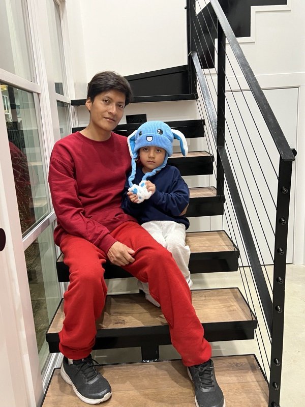 Maleni dječak s plavom kapom, kojeg je priveo ICE, vratio se kući