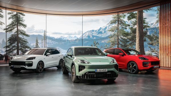 Porsche Cayenne Turbo E-Hybrid, Cayenne Turbo Electric, Cayenne GTS Coupé (desno)