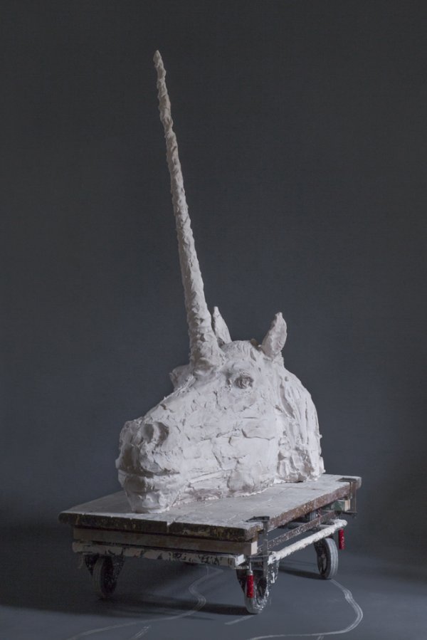 Nikola Vrljić, Trofej, 2017., akrilna smola, kolica 160 x114 x42 cm, foto Barbara Šarić