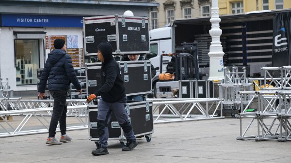 Postavljanje bine na glavnom Trgu gdje će biti organiziran doček rukometaša