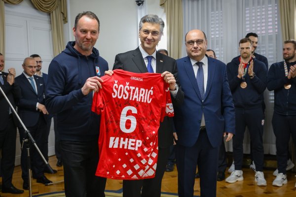 Dagur Sigurdsson, Andrej Plenković, Tomislav Grahovac na Vladinom prijemu za rukometaše