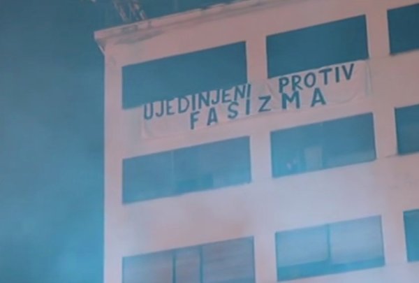 Transparent na vrhu zgrada na Jelačić placu