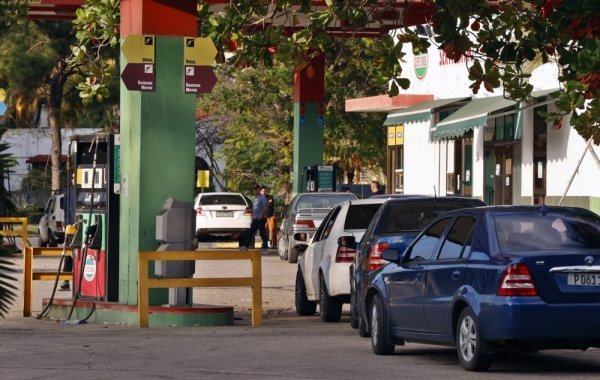 Nestašica benzina na kubanskim pumpama nakon smjene vlasti u Venezueli