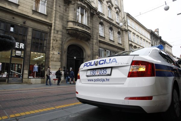 Umirovljenik bez dozvole vozio pijan i vrijeđao policajce. Zaradio je paprenu kaznu