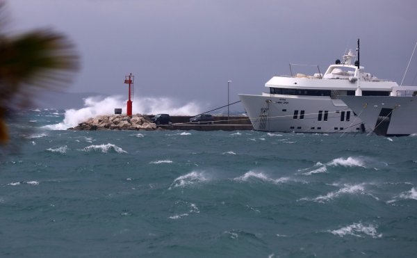 Olujni vjetar prekinuo brojne trajektne i katamaranske linije: Prijete i odroni