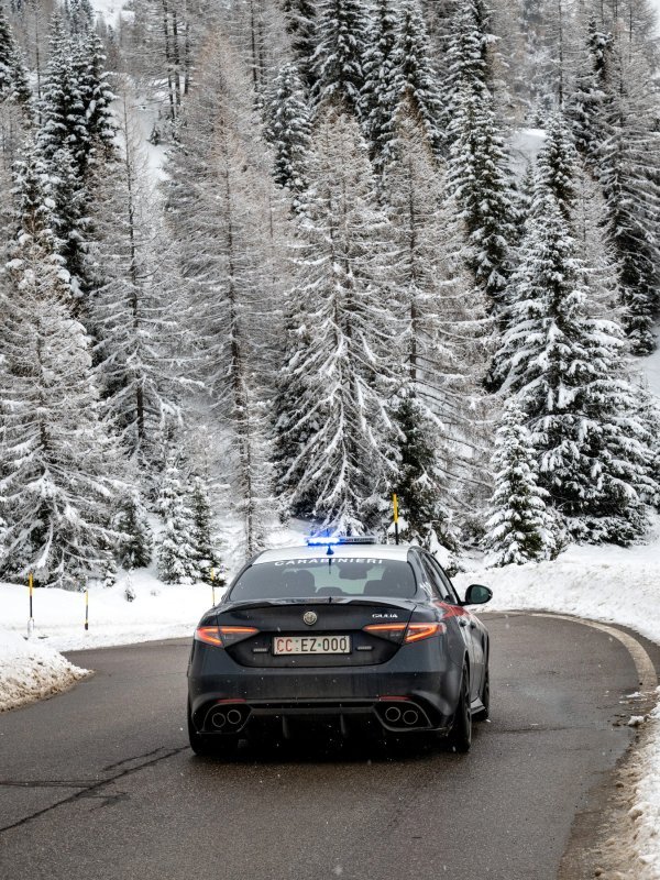 Giuliju Quadrifoglio u službenoj livreji karabinjera pokreće snažni 2.9 V6 motor od 520 KS, koji utjelovljuje cjelokupnu sportsku tradiciju Alfa Romea