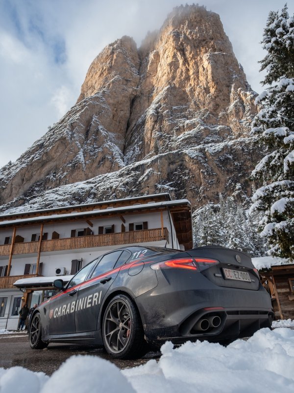 Giuliju Quadrifoglio u službenoj livreji karabinjera pokreće snažni 2.9 V6 motor od 520 KS, koji utjelovljuje cjelokupnu sportsku tradiciju Alfa Romea