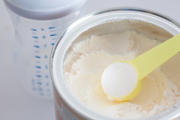Nestlé i Danone povukli mlijeko za bebe zbog toksina koji izazivaju mučninu i povraćanje