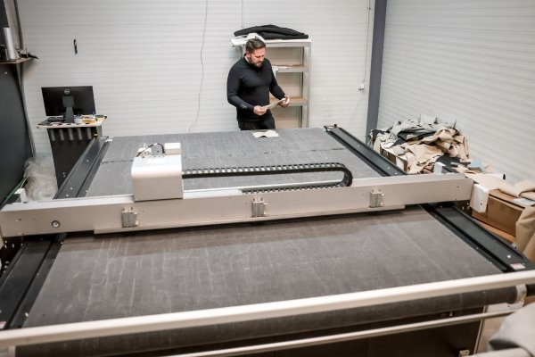 CNC stroj kroji unutrašnjost aviona