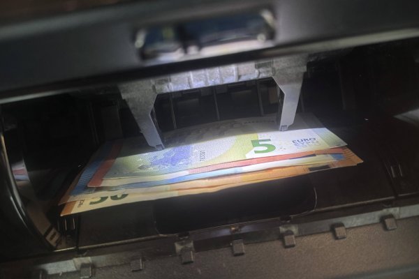 Policija traga za provalnikom koji je provalio u dva bankomata