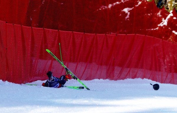 Pogledajte strašan pad u Bormiju. Skijaš pri 120 km/h ostao bez kacige i završio krvavog lica