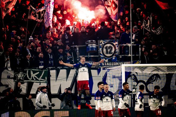 Luka Vušković ispred tribine s navijačima HSV-a