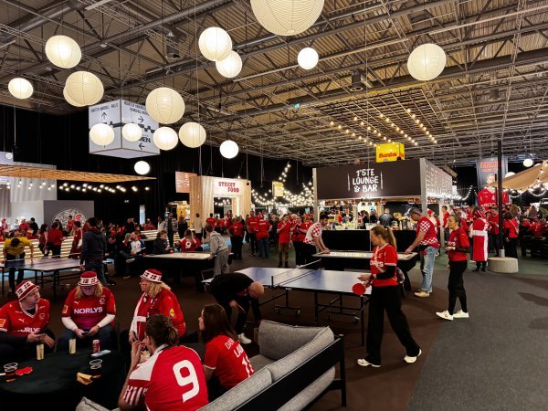 Danski navijači u fanzoni u Herningu nisu bili pretjerano skloni govoriti o Grenlandu i Trumpu