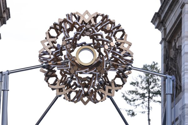 Plamenik doslovno visi u zraku ispod svoda slavnog Slavoluka mira (Arco della Pace) u Milanu