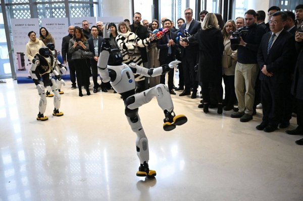 Aleksandar Vučić s kineskim robotima