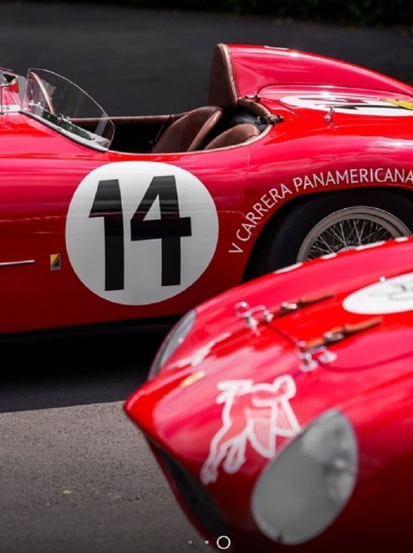 Ferrari 250 Monza s brojem 22 i  Ferrari 750 Monza s brojem 14