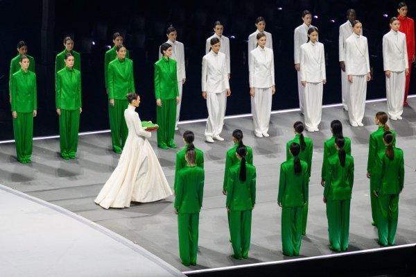 Spoj mode i emocija: Emotivna posveta Armaniju na spektakularnom otvaranju Olimpijskih igara