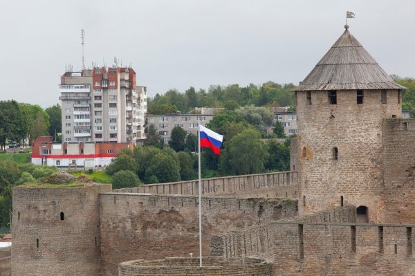 Ruska zastava vijori se s tvrđave s druge strane rijeke