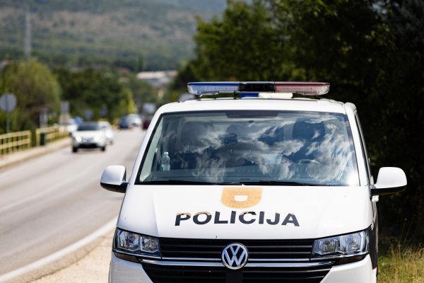 Teška prometna nesreća kod Sarajeva: Poginula žena, osmero ozlijeđenih