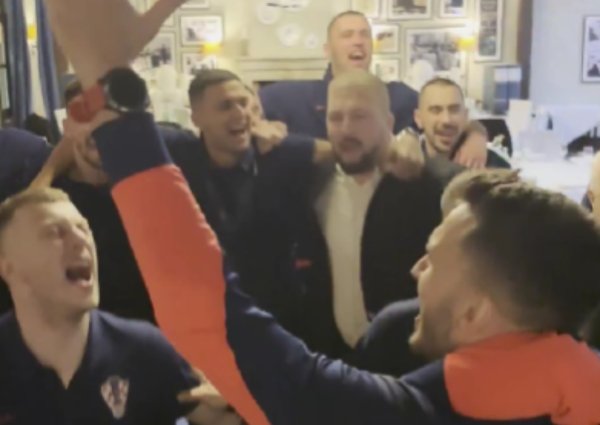 Pogledajte uz koju pjesmu su hrvatski futsalski reprezentativci proslavili povijesnu medalju