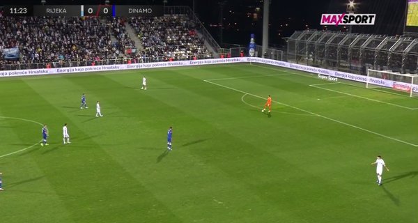 Pogledajte što je golman Rijeke radio s loptom 50 sekundi protiv Dinama
