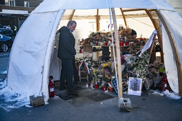 Spomen-obilježje za žrtve požara kod bara Le Constellation