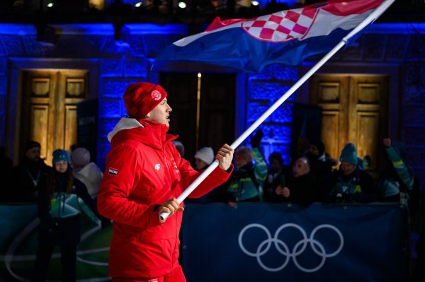 Biatlonac Matija Legović nosio je zastavu na otvorenju u Cortini d'Ampezzo