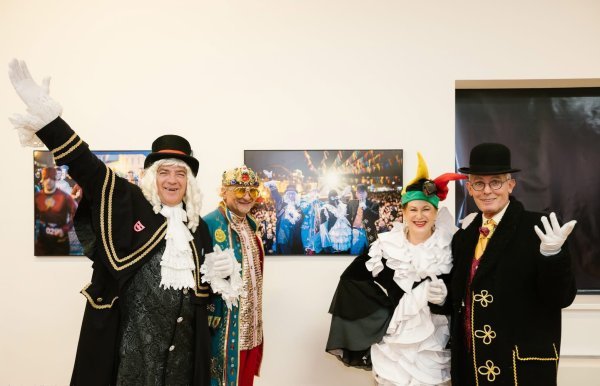 Đurđica Pleše Vujica u društvu svojih dobro raspoloženih kolega na Samoborskom fašniku